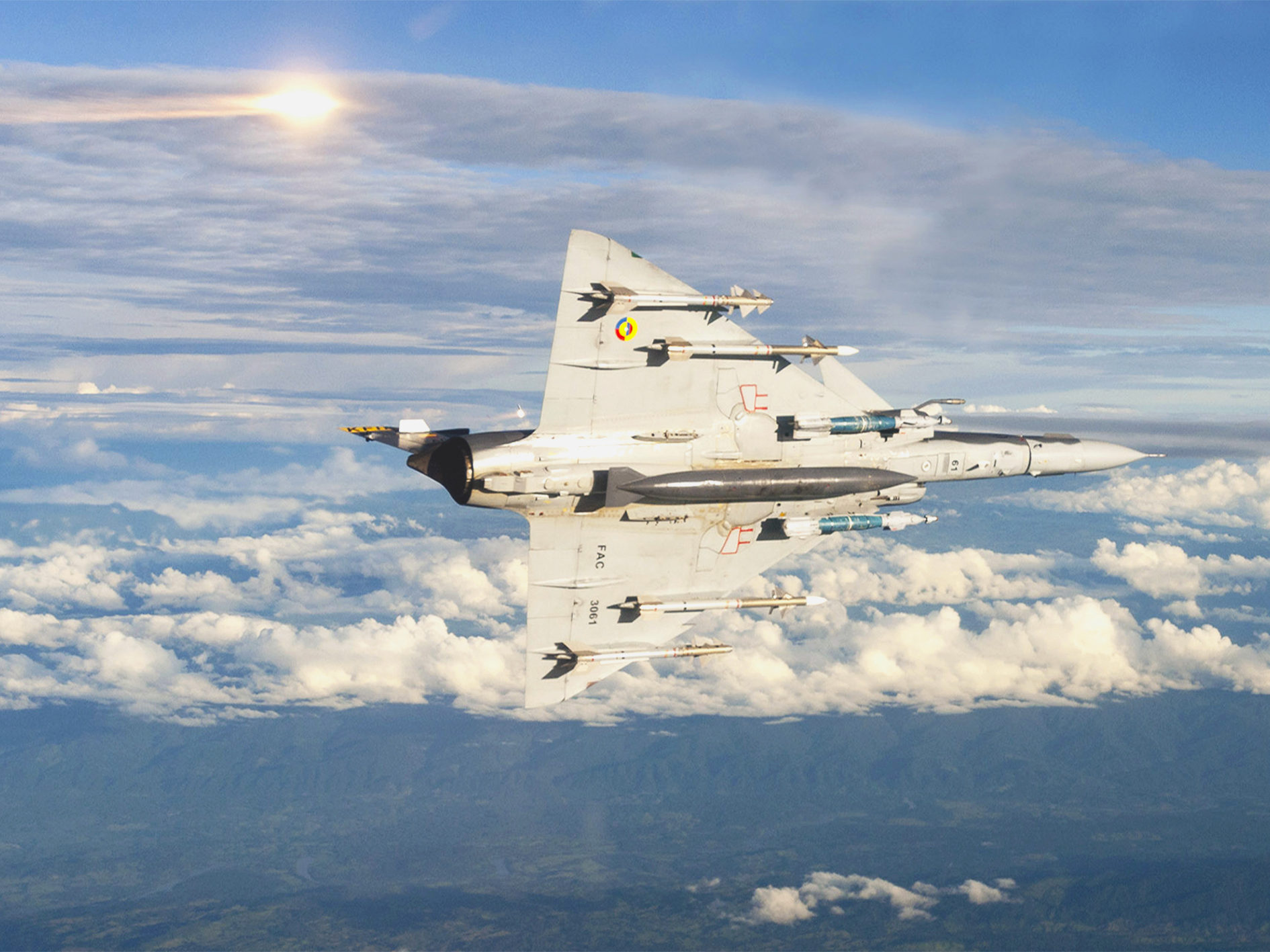 Los aviones Kfir conforman el Escuadrón 111 de la Fuerza Aérea Colombiana, están equipados con misiles de largo alcance y térmicos, sistema de armamento que les otorga superioridad aérea. 