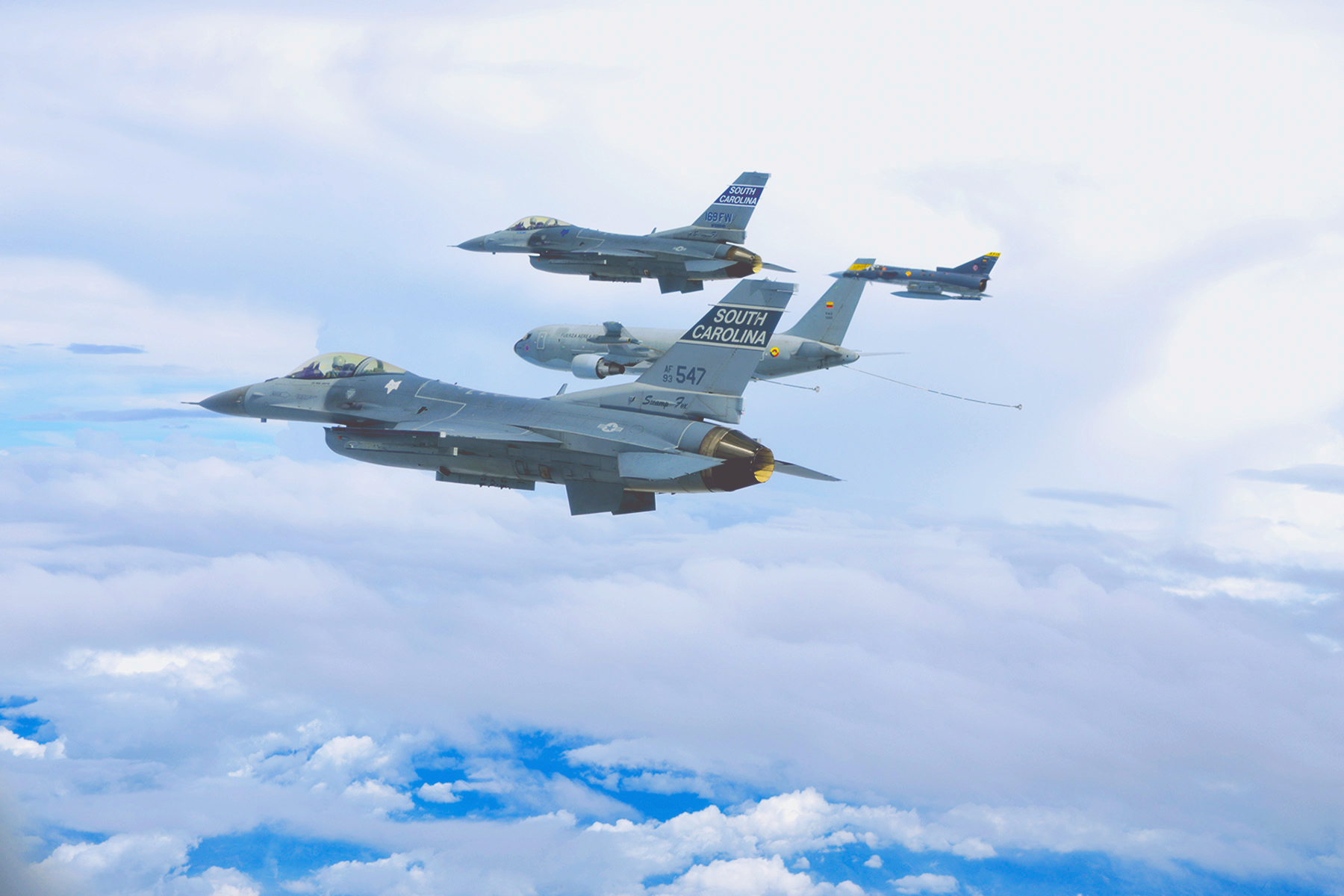 Aviones F-16 de la Guardia Nacional Aérea de Carolina del Sur, KC-767 “Júpiter” y Kfir de la Fuerza Aérea Colombiana en Observation Position, momento previo a una misión de reabastecimientos en vuelo sobre territorio nacional durante la primera versión del ejercicio Relámpago. 