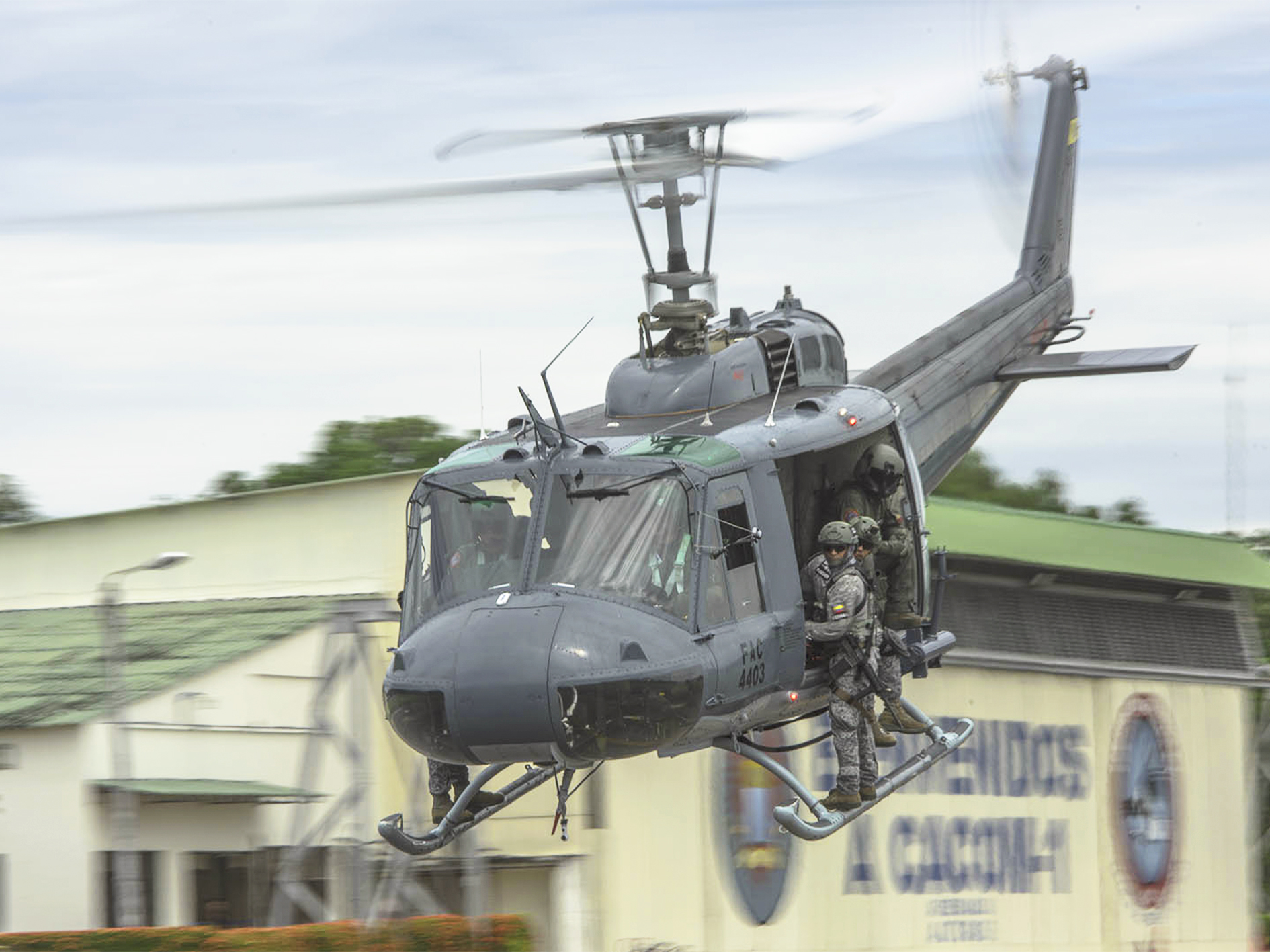 Helicóptero Huey II Búho adaptado con sistemas de armas, búsqueda y reconocimiento. 