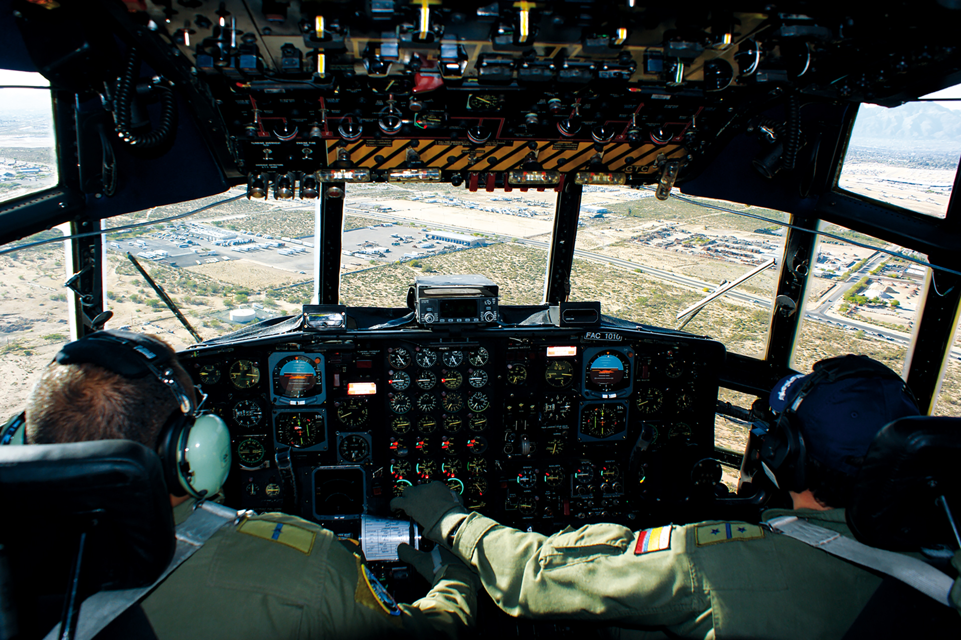 Pilotos del avión Hércules C-130 en aproximación a la Base Aérea USAF Davis Montan en Tucson, Arizona, para participar en el ejercicio multinacional de recuperación de personal Angel Thunder 13. 