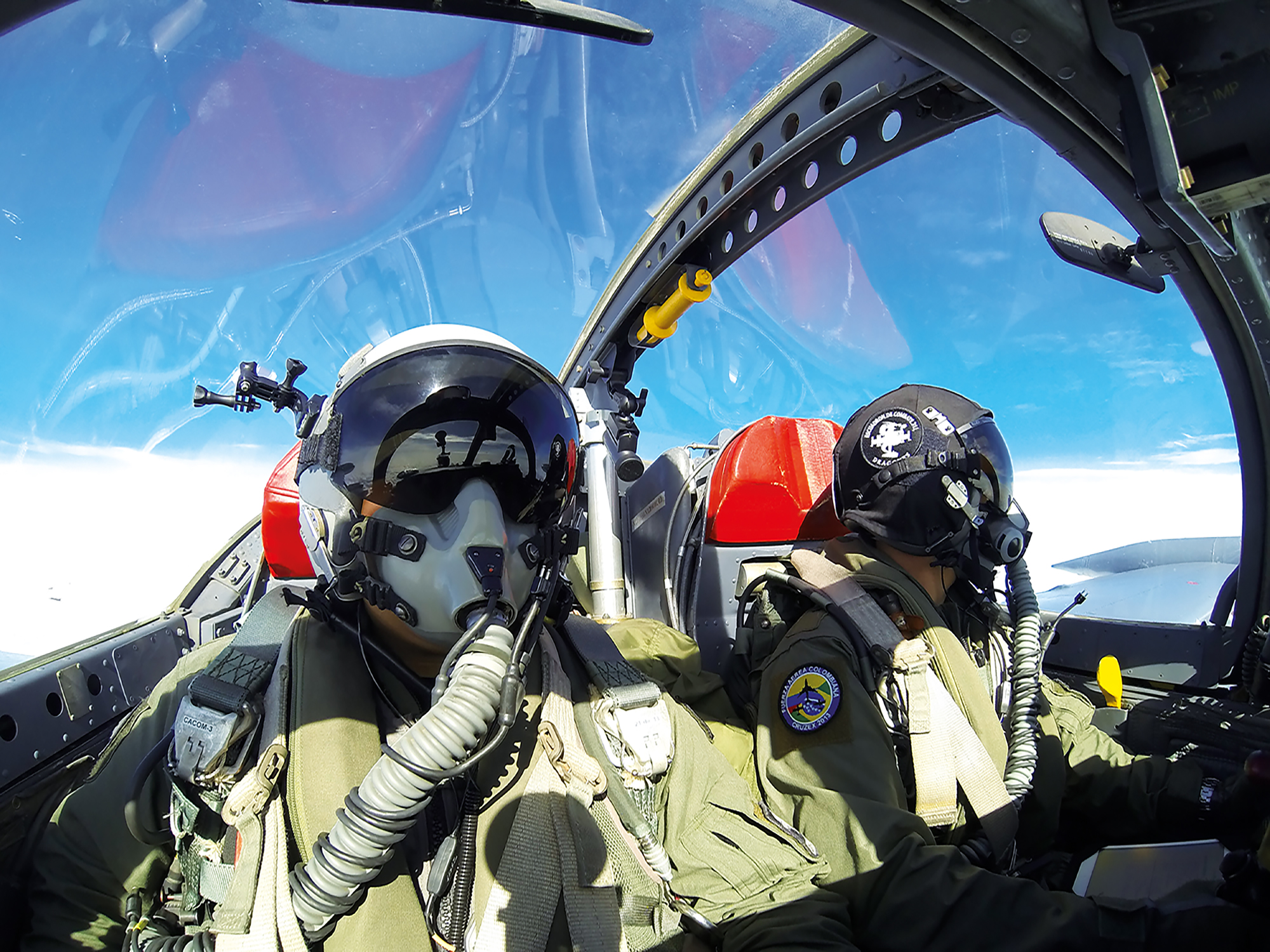 Pilotos en cabina del A-37B Dragon Fly, aeronave considerada importante arma del poder aéreo colombiano en la lucha contra el tráfico ilegal por vía aérea.