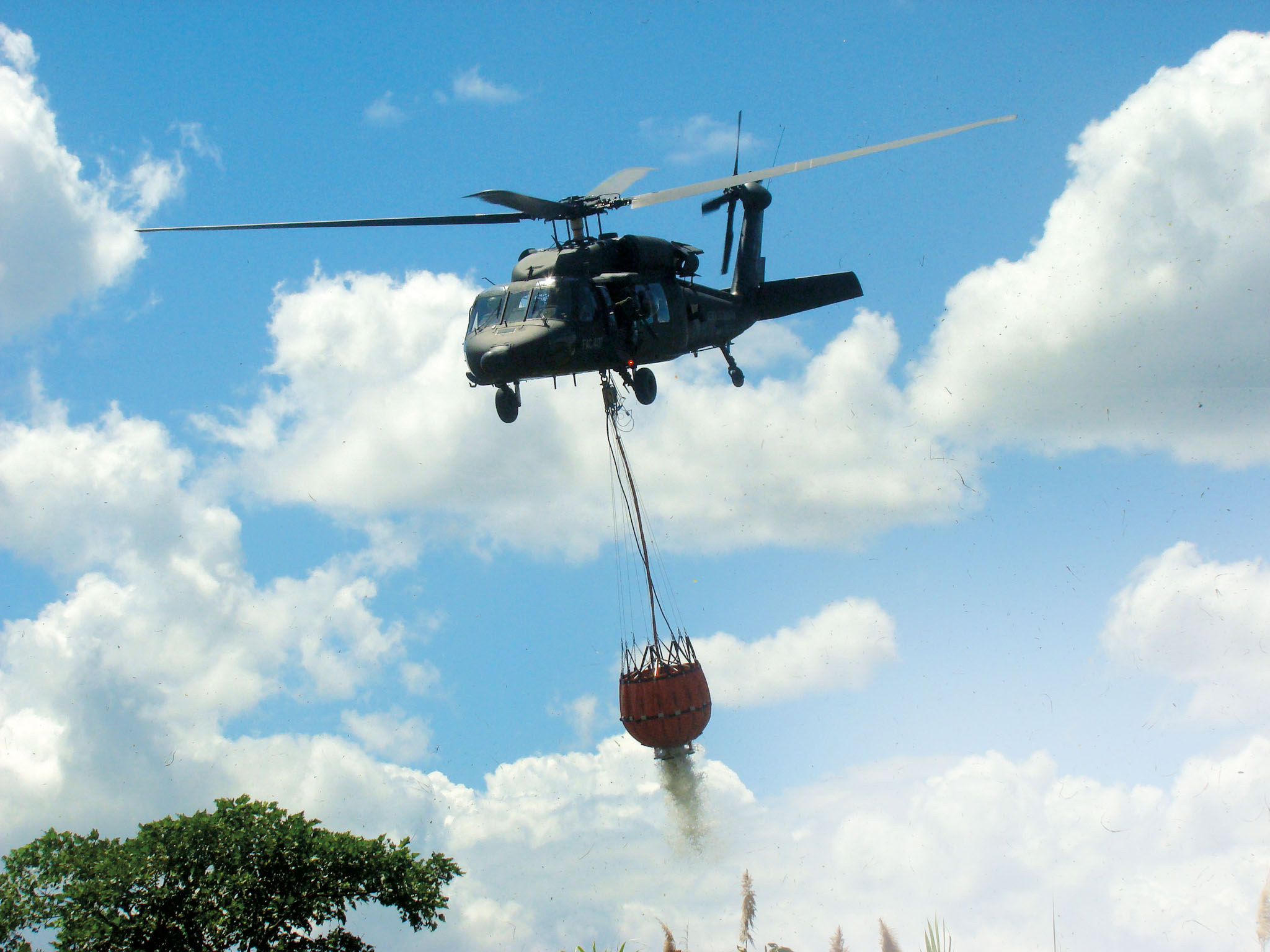 Black Hawk UH – 60 con sistema Bambi Bucket controla los incendios forestales que se presentan en épocas de sequía, en apoyo a los trabajos de extinción que realizan los organismos de socorro en tierra. 