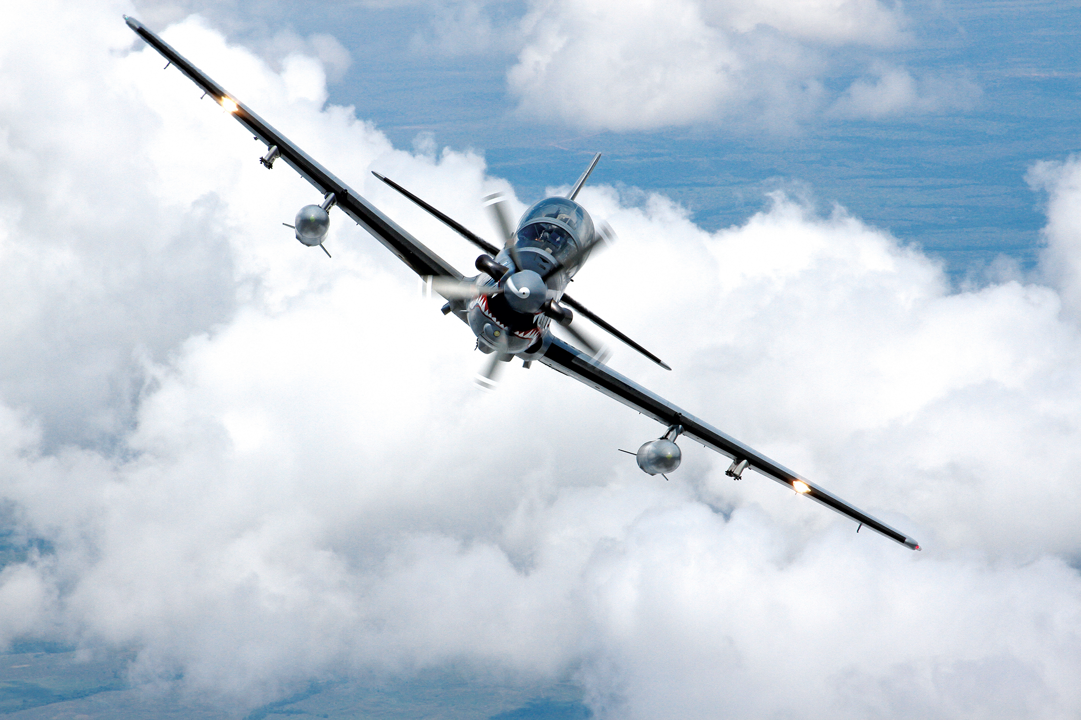 A-29 Super Tucano, aeronave de combate táctico que logró destacados resultados operacionales durante el conflicto armado al desarrollar misiones de interdicción aérea, apoyo aéreo cercano, reconocimiento armado, neutralización de aeronaves, así como búsqueda y rescate.