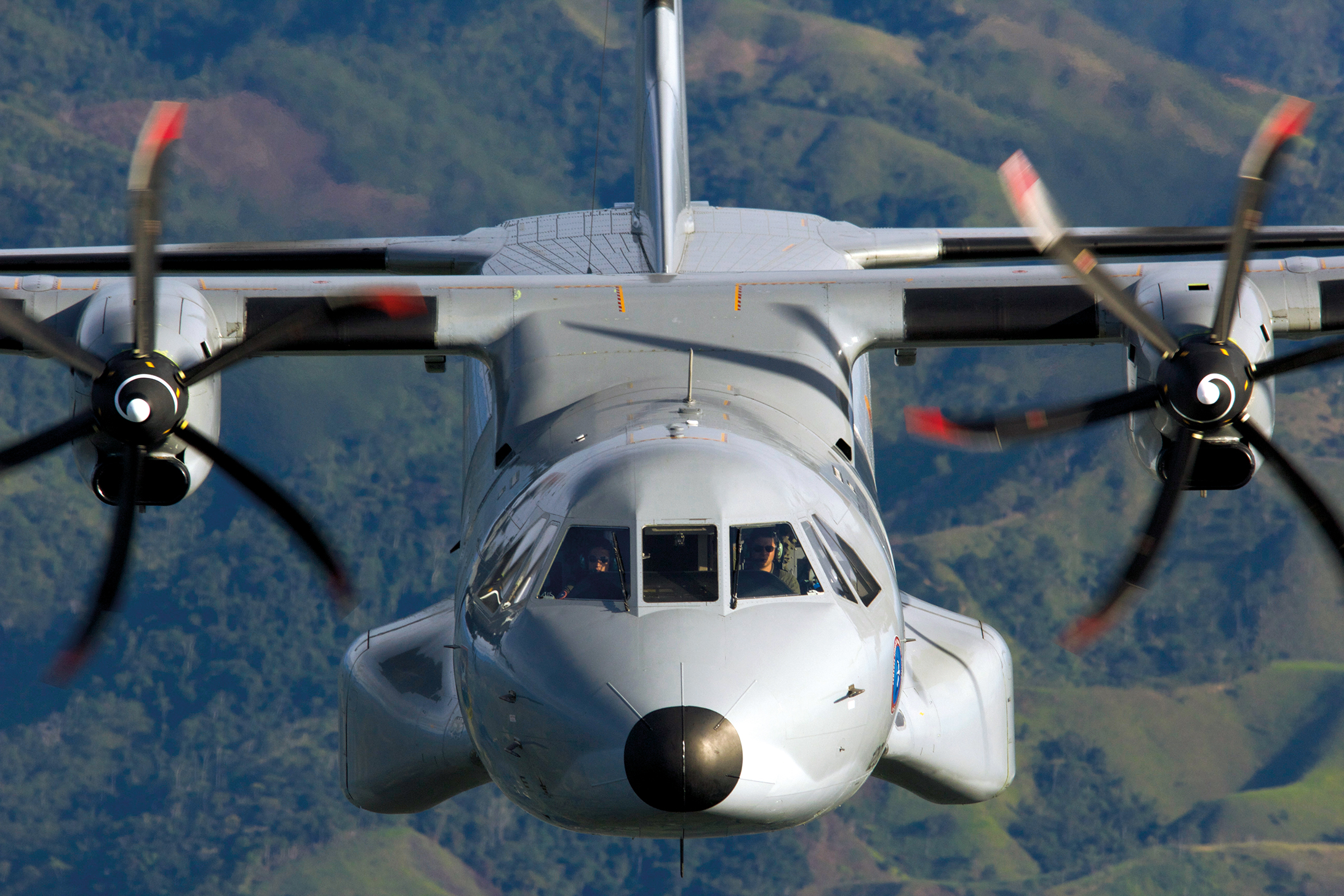 La versatilidad y características multifuncionales del Casa C-295 les han permitido cumplir, entre otras, misiones de transporte de carga y pasajeros, salvamento y rescate, transporte aeromédico, ayuda humanitaria y operaciones con Lentes de Visión Nocturna.