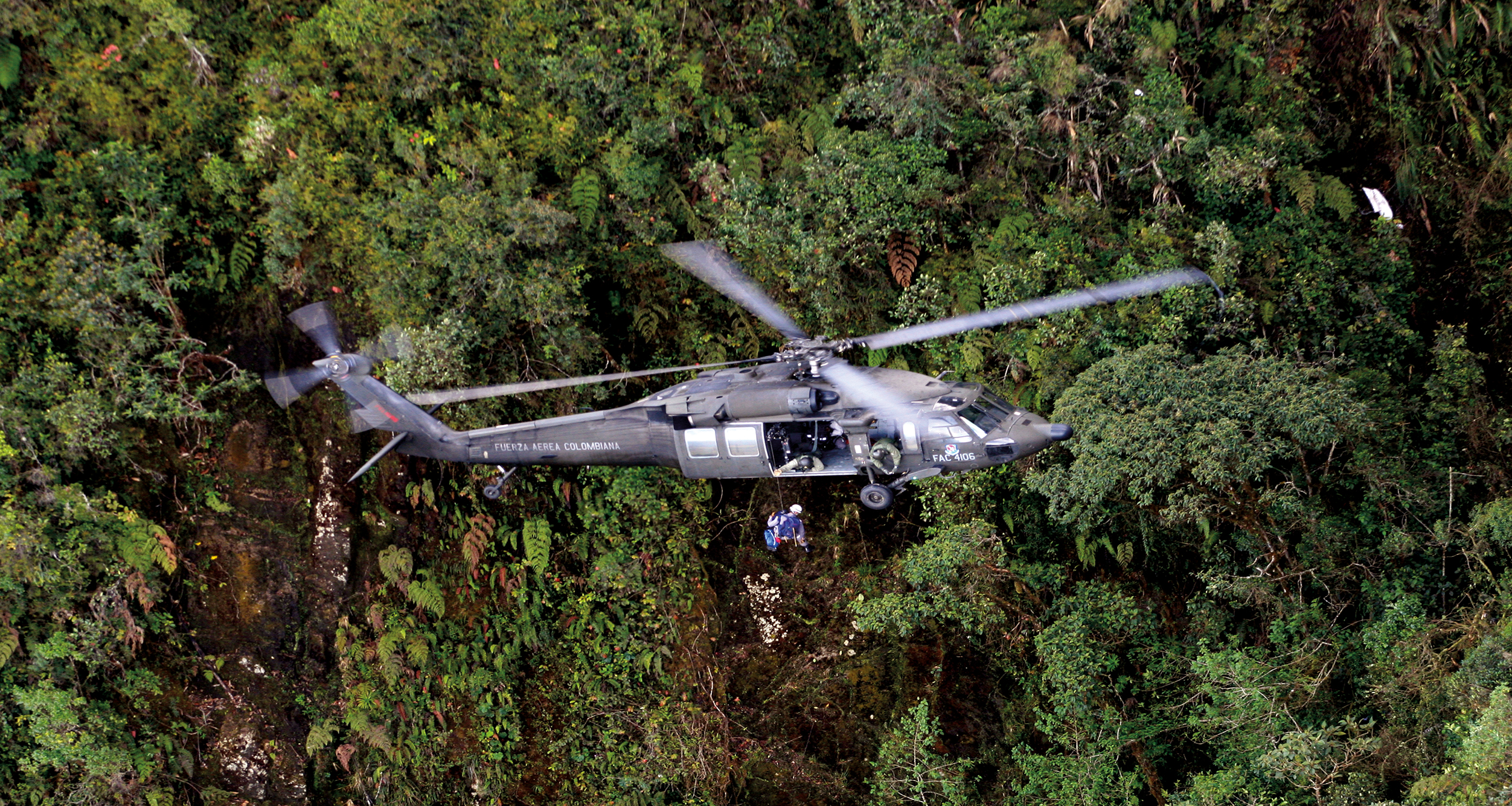 Helicóptero UH-60  de su Fuerza Aérea Colombiana, reconocido en los rincones más apartados de Colombia como el “Ángel de metal”, efectúa misión de evacuación aeromédica.