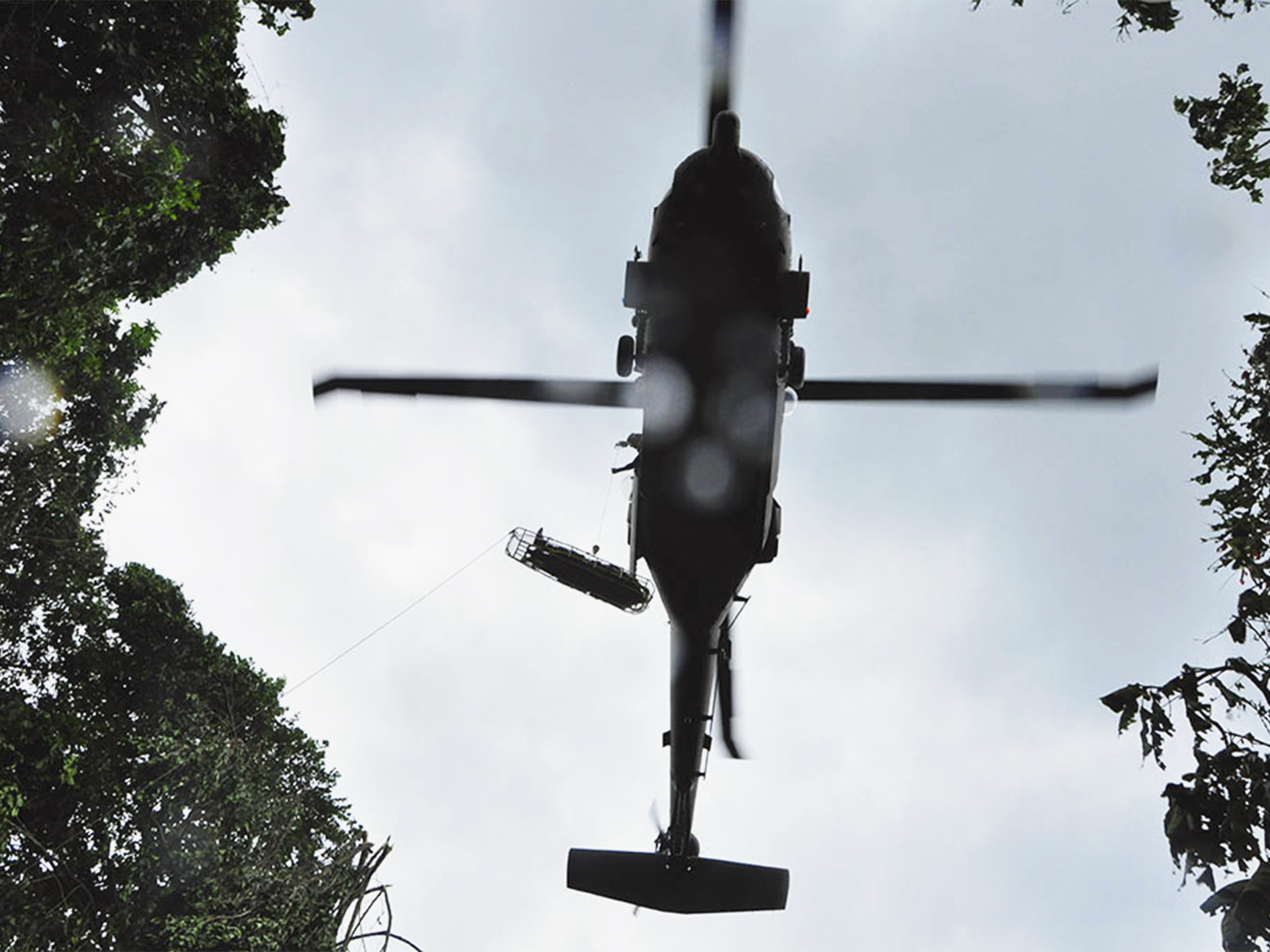 Operación de extracción en helicóptero UH-60L Ángel.