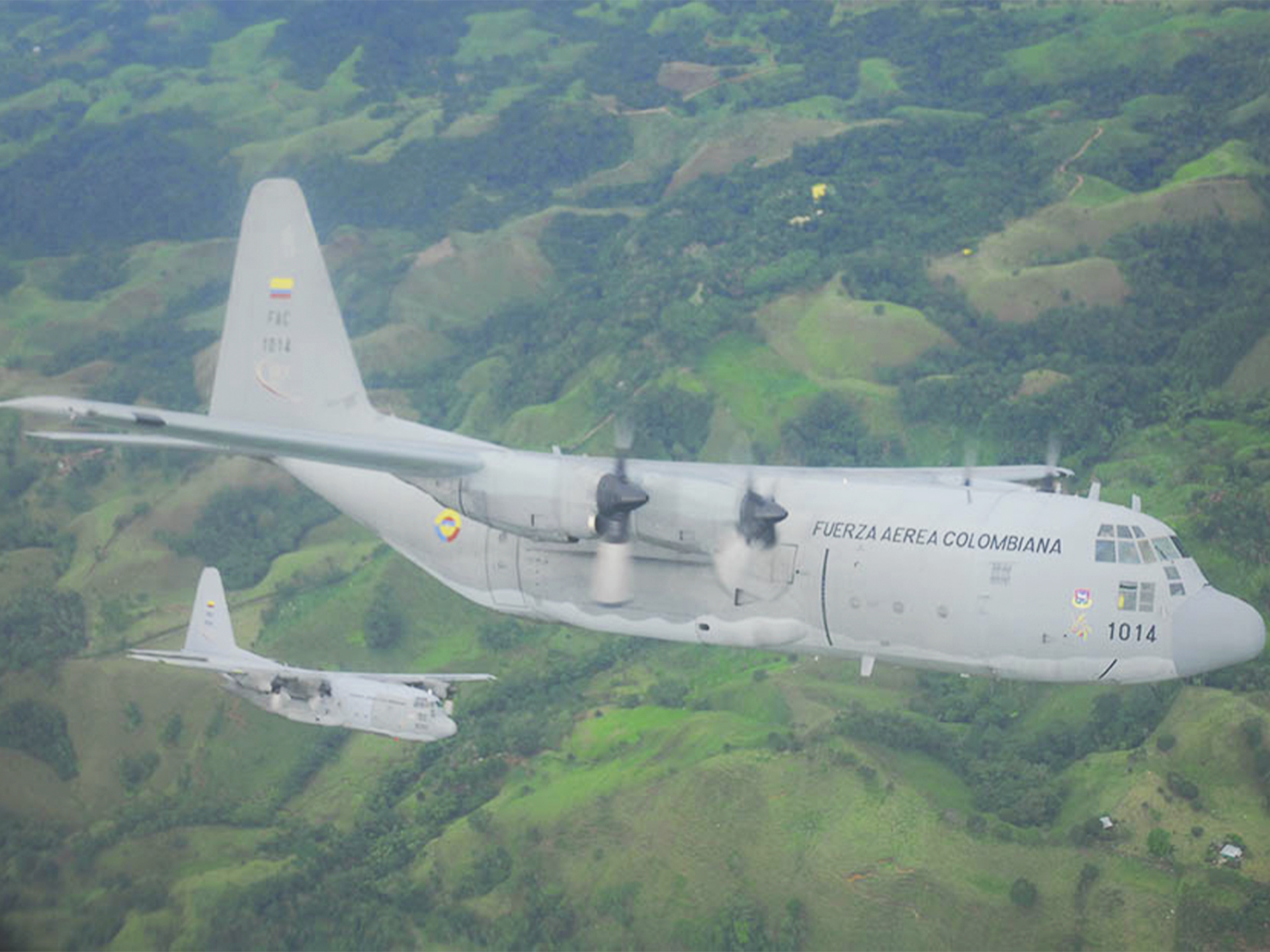 Aeronaves de transporte pesado C-130 Hércules sobre la Cordillera Central.