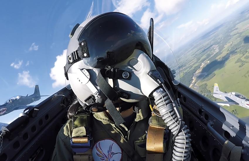 “Kyria” Piloto e instructora de T-27 surca los cielos colombianos.