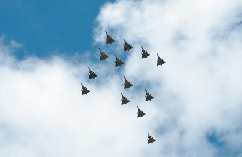 Formación de Kfir, plataforma estratégica de su Fuerza Aérea Colombiana, símbolo de la superioridad aérea de la nación. 