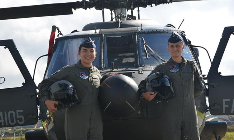 Mujeres en la Cabina del UH-60 Black Hawk