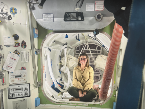 Verificación de trajes espaciales en manos de una colombiana