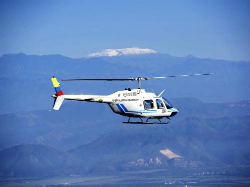 Helicóptero Ranger Bell 206, gracias a su adquisición y al alto nivel de entrenamiento de las tripulaciones del Comando Aéreo de Combate No. 4 la FAC se consolidó como líder en la instrucción de pilotos de ala rotatoria de la Fuerza Pública de Colombia.