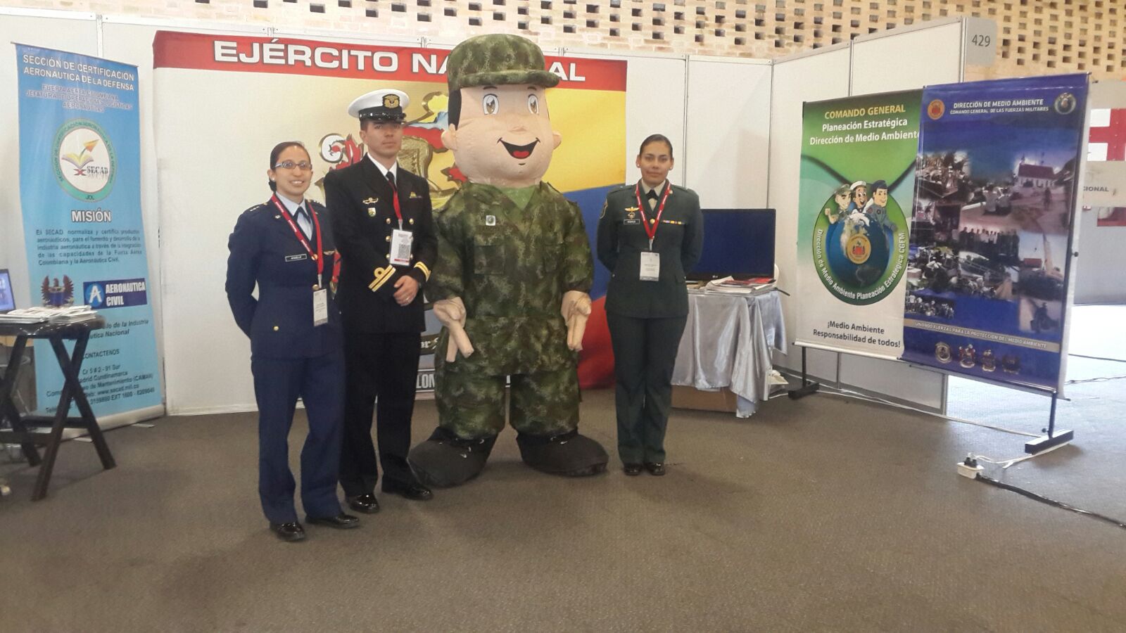 Expositores Fuerzas Militares