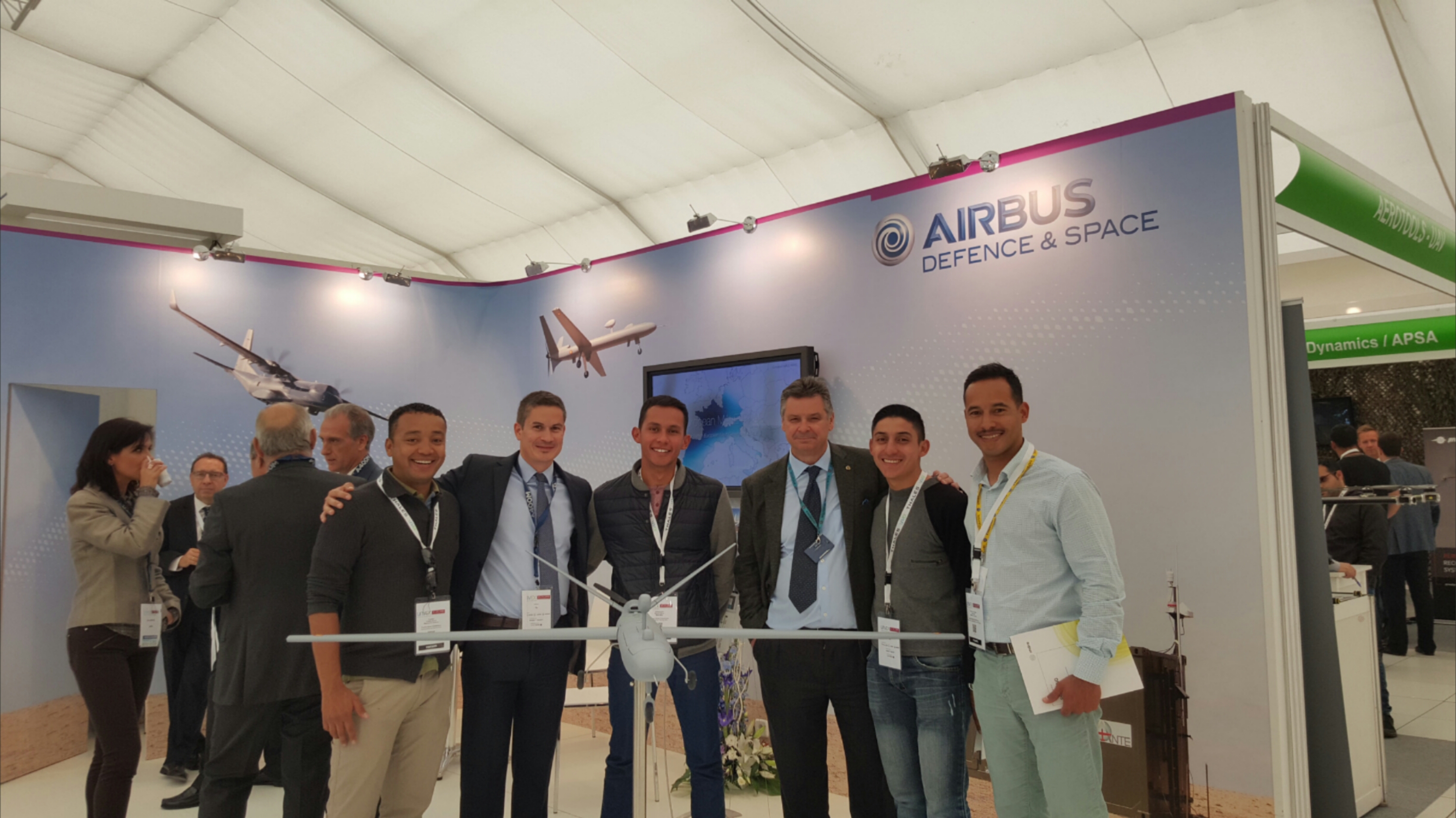 En la fotografía se observan de izquierda a derecha, CT Carlos Hernández - FAC - JOL-SECAD, Ing. Daniel Hernández AIRBUS DEFENCE &SPACE MANAGER ATLANTE II, ST Bayron Ruiz - FAC - CAMAN/ CMC, Dr. Eduardo Sanchiz - Jefe de Programa de Certificación UAV´S INTA, ST Yesid Pupiales FAC CAMAN/CMC, TS Idelfonso Bustos FAC-JOL SECAD