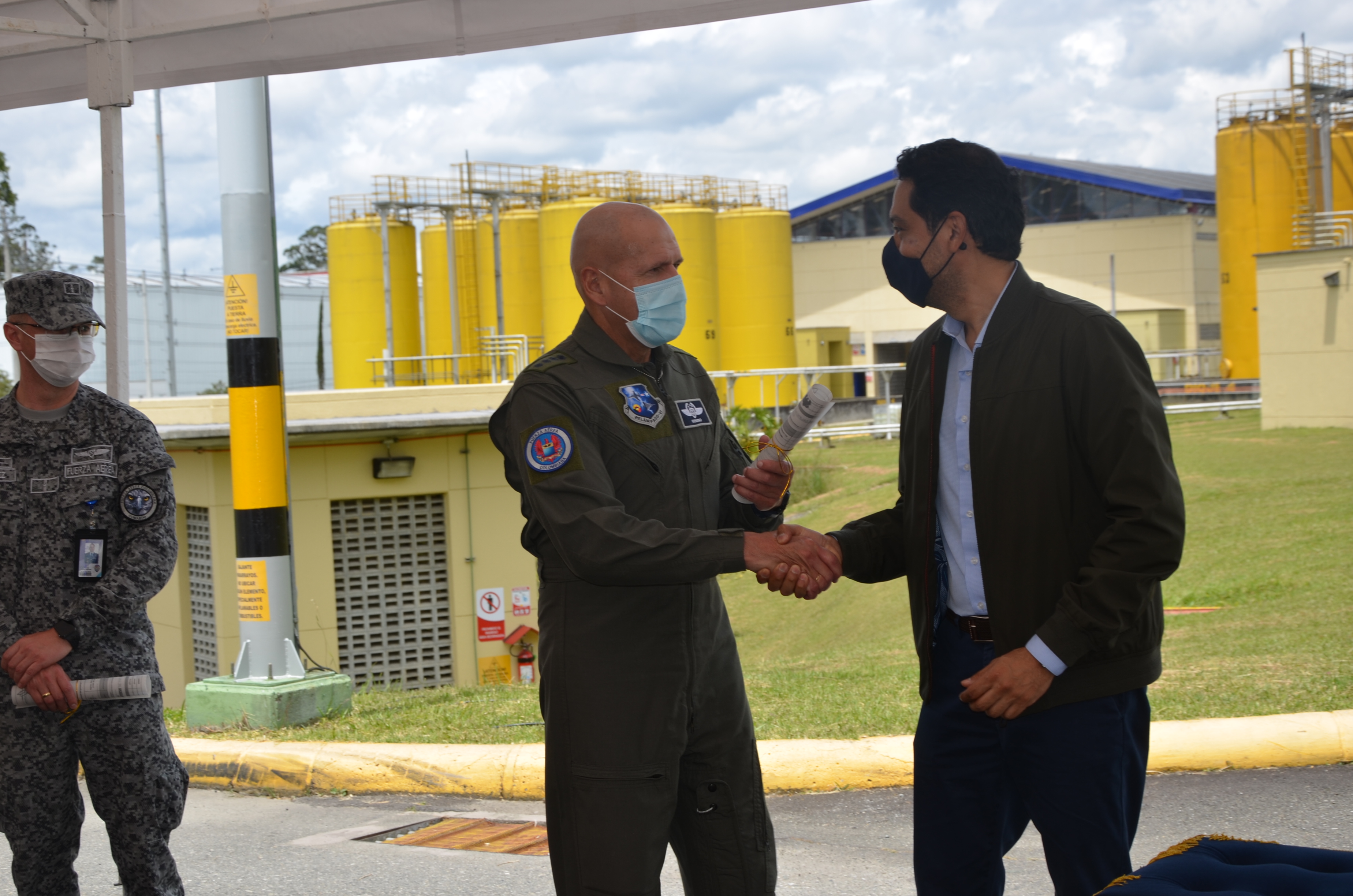 El señor General Comandante Fuerza Aérea Colombiana entrega Certificados Aeronáuticos a la Compañía PINTUCO S.A
