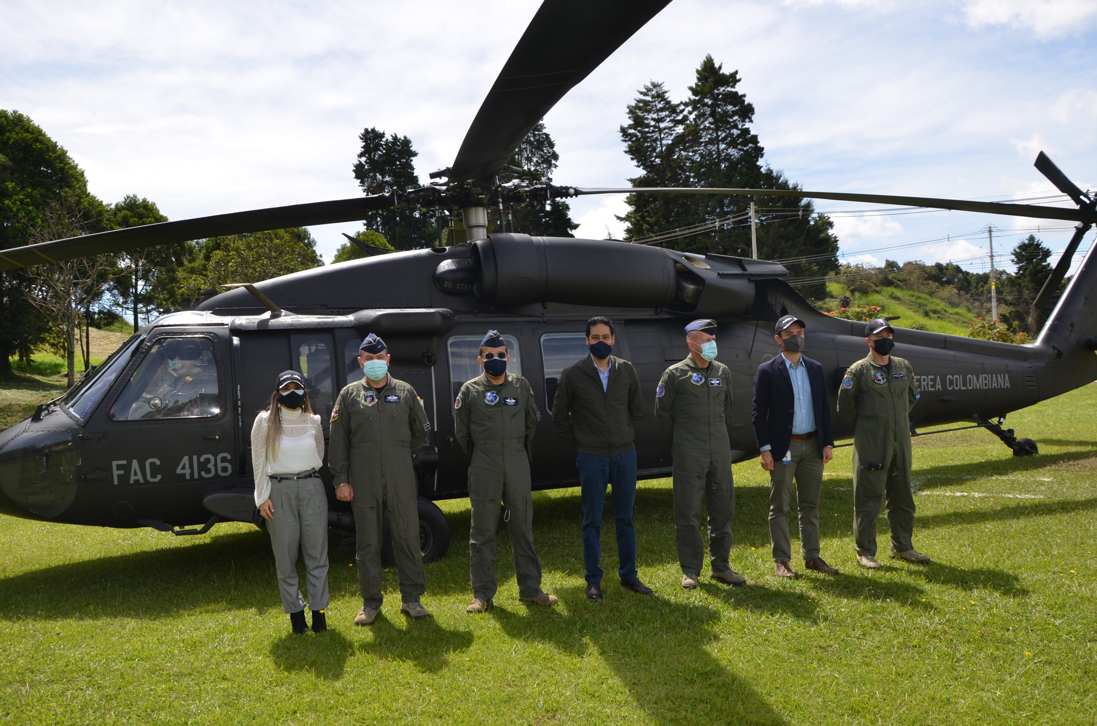 Reconocimiento Fuerza Aérea a la Compañía PINTUCO S.A. - Helicopteros BLACKHAWK