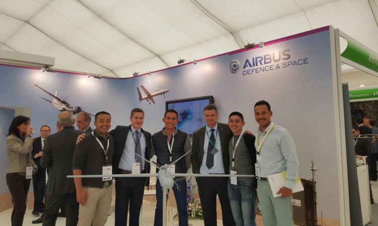 En la fotografía se observan de izquierda a derecha, CT Carlos Hernández - FAC - JOL-SECAD, Ing. Daniel Hernández AIRBUS DEFENCE &SPACE MANAGER ATLANTE II, ST Bayron Ruiz - FAC - CAMAN/ CMC, Dr. Eduardo Sanchiz - Jefe de Programa de Certificación UAV´S INTA, ST Yesid Pupiales FAC CAMAN/CMC, TS Idelfonso Bustos FAC-JOL SECAD