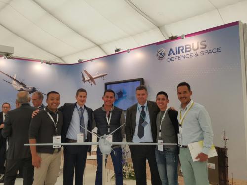 En la fotografía se observan de izquierda a derecha, CT Carlos Hernández - FAC - JOL-SECAD, Ing. Daniel Hernández AIRBUS DEFENCE &SPACE MANAGER ATLANTE II, ST Bayron Ruiz - FAC - CAMAN/ CMC, Dr. Eduardo Sanchiz - Jefe de Programa de Certificación UAV´S INTA, ST Yesid Pupiales FAC CAMAN/CMC, TS Idelfonso Bustos FAC-JOL SECAD